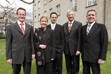 Regierung vor dem Grauen Haus